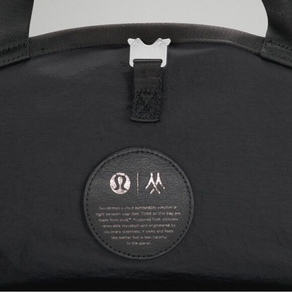 New with tags Lululemon barrel bag 24L with mylo - Picture 3 of 5